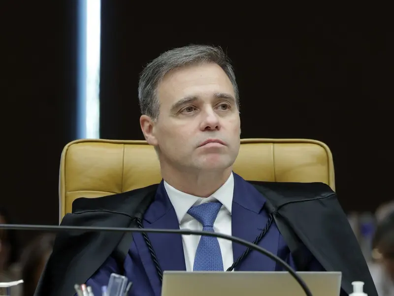 Ministro André Mendonça, de toga, durante sessão no plenário do Supremo Tribunal Federal