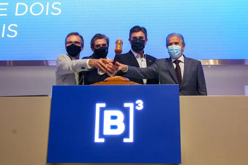 Executivos batem o martelo atrás do púlpito com o logotipo da B3, a bolsa de valores brasileira, em São Paulo