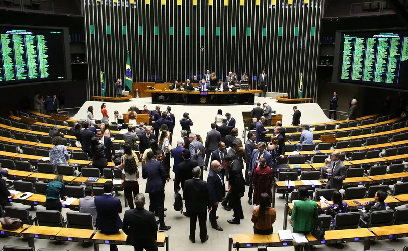 Deputados no plenário da Câmara durante a sessão de quarta-feira (14) que aprovou o projeto do MEI