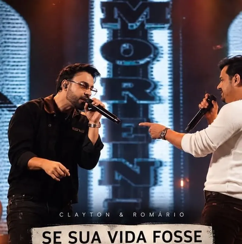 Clayton e Romário cantam no palco durante show da dupla
