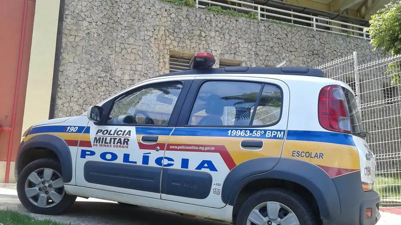 Viatura da Polícia Militar de Minas Gerais estacionada ao lado de uma construção de pedra